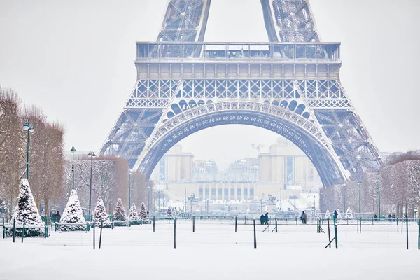 大雪の日にエッフェル塔への景色 パリで異常な天気予報 — ストック写真