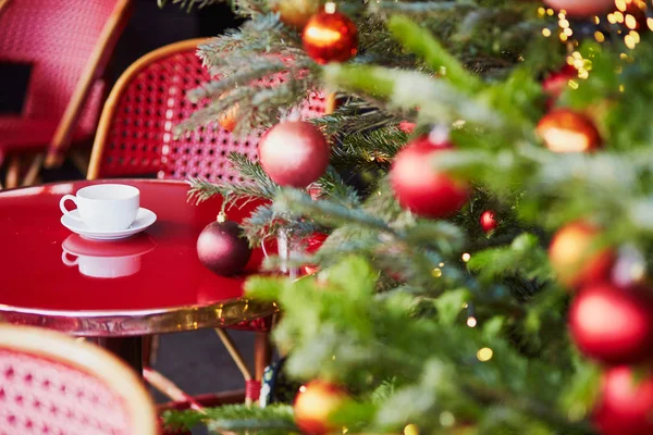 户外巴黎咖啡馆 配有美丽的圣诞树 为季节假期而装饰 — 图库照片
