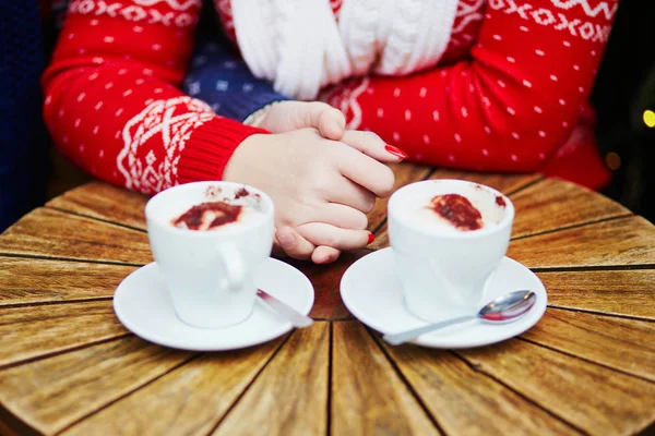 Feliz Pareja Bebiendo Café Cafetería Aire Libre Parisina Tomados Mano — Foto de Stock