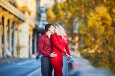 Paris, Fransa'da bir sonbahar gününde Bir-Hakeim köprüde aşık romantik çift