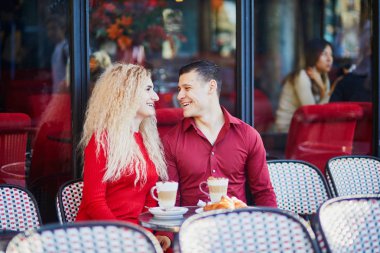 Güzel romantik çift Paris açık Cafe. Kahve içme ve Paris, Fransa'da restoranda kruvasan yemek turist