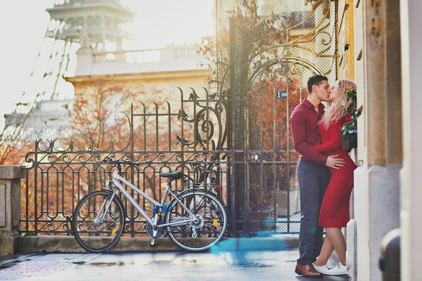 Casal Romântico Apaixonado Perto Torre Eiffel Paris França — Fotografia de Stock