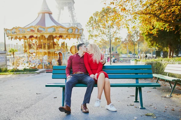 Casal Romântico Apaixonado Perto Torre Eiffel Paris França — Fotografia de Stock