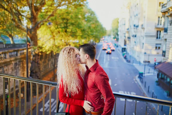 Romantický Pár Lásce Most Bir Hakeim Podzim Den Paříži — Stock fotografie