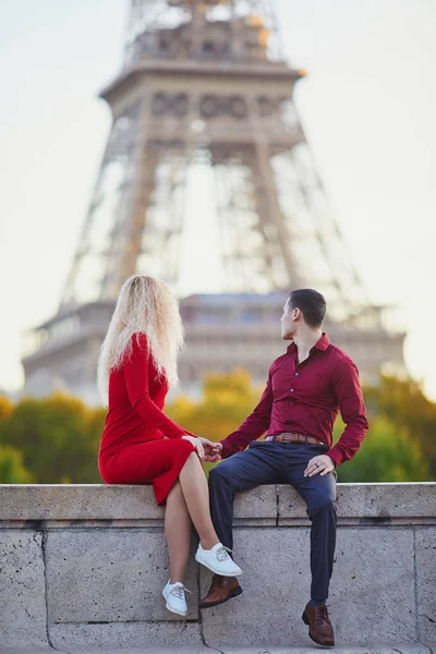 Romantische Paar Verliefd Buurt Van Eiffel Toren Parijs Frankrijk — Stockfoto