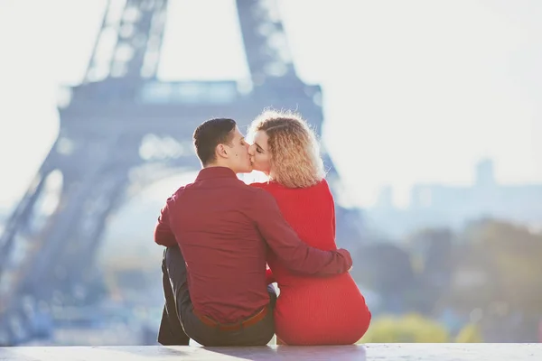 Romantische Paar Verliefd Buurt Van Eiffel Toren Parijs Frankrijk — Stockfoto