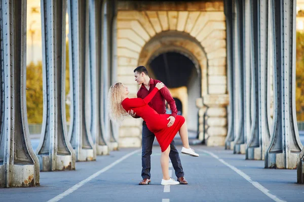 Casal Romântico Apaixonado Beijando Ponte Bir Hakeim Paris França — Fotografia de Stock