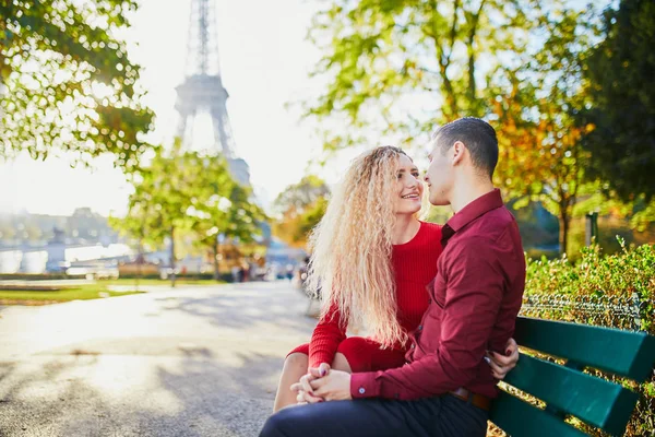 Romantikus Pár Szerelem Közel Eiffel Torony Párizs Franciaország — Stock Fotó