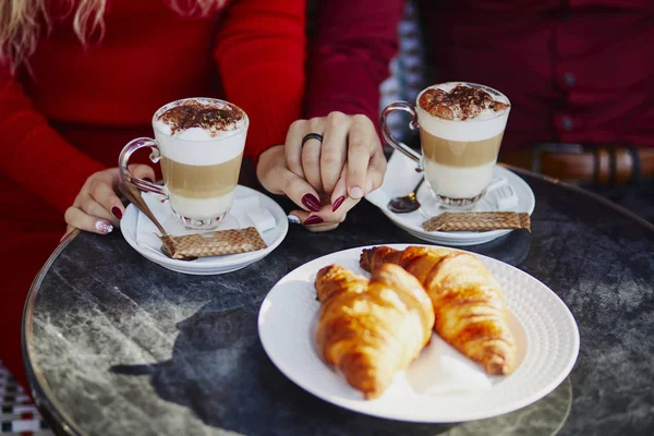 パリの屋外カフェでロマンチックなカップルは コーヒーを飲むと パリのレストランでクロワッサンを食べる観光客 — ストック写真