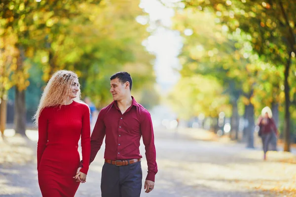 Romantyczna Para Zakochanych Chodzenie Sobą Słoneczny Jesienny Dzień Paryżu — Zdjęcie stockowe