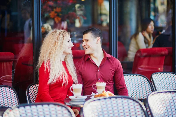 Güzel romantik çift Paris açık Cafe. Kahve içme ve Paris, Fransa'da restoranda kruvasan yemek turist