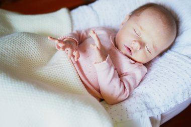 Beşikte uyuyan sevimli bir kız bebek. Küçük çocuk karyolada kestiriyor. Bebek çocuk kreşte dinleniyor.