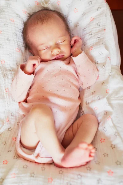 Adorable Bébé Fille Nouveau Dormant Dans Lit Maison — Photo