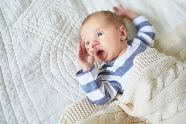 Adorable Niña Acostada Cama Vivero — Foto de Stock