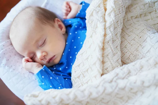 Urocza Dziewczynka Śpiąca Łóżeczku Małe Dziecko Drzemie Łóżeczku Dziecko Odpoczywające — Zdjęcie stockowe