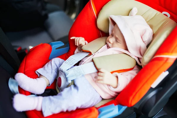 Rozkošná Holčička Moderní Autosedačce Malé Dítě Cestuje Autem Bezpečnost Dětí — Stock fotografie
