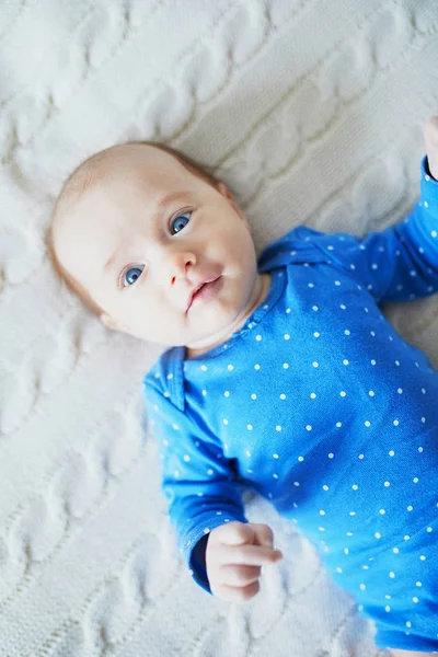 Schattig Meisje Dat Bed Ligt Baby Kind Zonnige Kinderkamer — Stockfoto