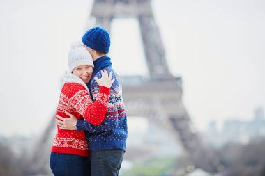 Mutlu çifte bir kış gününde Eyfel Kulesinin yakınında. Paris gezisi sırasında sezon tatil