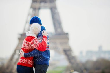 Mutlu çifte bir kış gününde Eyfel Kulesinin yakınında. Paris gezisi sırasında sezon tatil