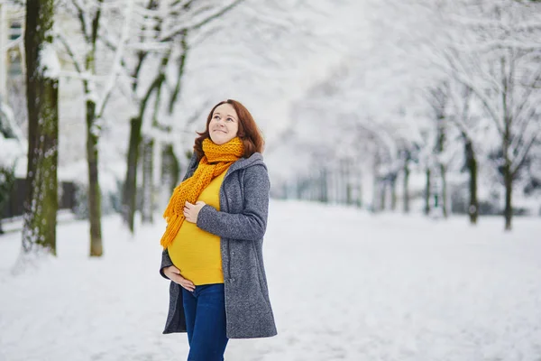 Красивая Беременная Женщина Последних Неделях Беременности Прогуливаясь Парижу День Сильного — стоковое фото