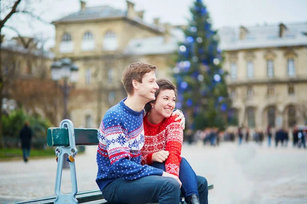 Joyeux Couple Pulls Colorés Dans Une Rue Paris Décorée Pour — Photo