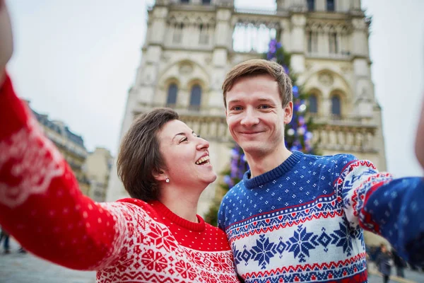 Happy Couple Colorful Sweaters Taking Selfie Mobile Phone Notre Dame — Stock Photo, Image