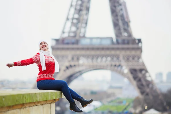 Menina Feliz Perto Torre Eiffel Dia Inverno Viagem Paris Durante — Fotografia de Stock
