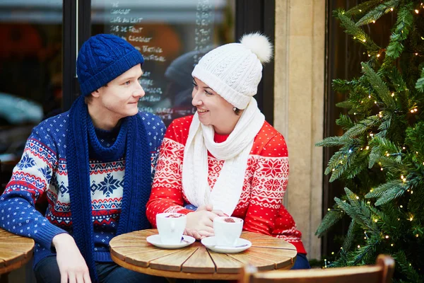 Glückliches Paar Trinkt Kaffee Weihnachtlich Dekoriertem Pariser Café — Stockfoto