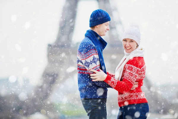 Glückliches Paar Der Nähe Des Eiffelturms Einem Wintertag Unter Dem — Stockfoto