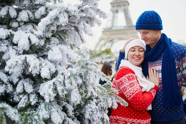 Gelukkige Paar Buurt Van Kerstboom Onder Sneeuw Met Eiffeltoren Achtergrond — Stockfoto