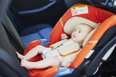 araba koltuğu 2 aylık bebek kız. Bebekler için güvenli araba gezileri