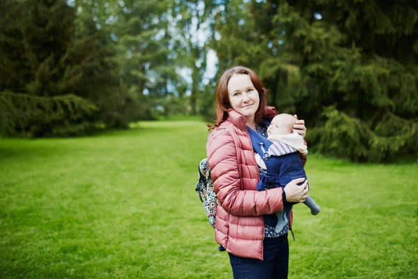 Jovem Mãe Com Seu Bebê Meses Portador Andando Juntos Parque — Fotografia de Stock