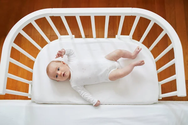 Bedårande Flicka Samtidig Sleeper Babysäng Kopplade Till Föräldrarnas Säng Lilla — Stockfoto