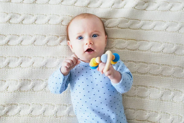 Adorable Niña Acostada Cama Con Juguete Feliz Niño Sano Riendo — Foto de Stock