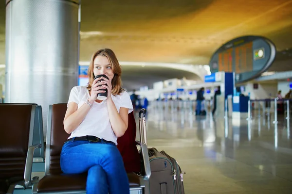 Jovem Mulher Aeroporto Internacional Com Bagagem Café Para Esperando Por — Fotografia de Stock