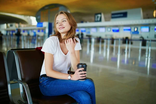 Jovem Mulher Aeroporto Internacional Com Bagagem Café Para Esperando Por — Fotografia de Stock