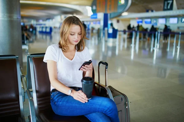 Молодая Женщина Международном Аэропорту Рюкзаком Кофе Ожидающая Свой Рейс Смотрящая — стоковое фото
