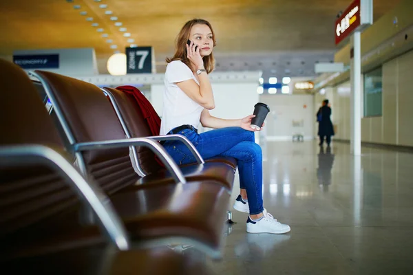 Jovem Mulher Aeroporto Internacional Com Bagagem Café Para Esperando Seu — Fotografia de Stock