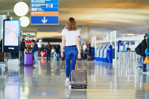 Giovane Donna Aeroporto Internazionale Piedi Con Bagagli Pronto Suo Volo — Foto Stock