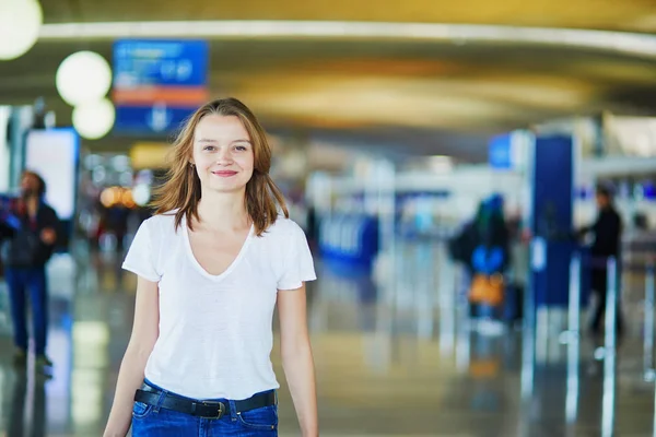 Giovane Donna Aeroporto Internazionale Piedi Con Bagagli Pronto Suo Volo — Foto Stock