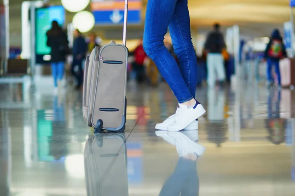 Zbliżenie Kobieta Nogi Bagażem Międzynarodowy Port Lotniczy Pojęcie Turystyki Podróży — Zdjęcie stockowe
