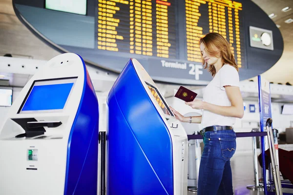 Jovem Aeroporto Internacional Fazendo Check Automático — Fotografia de Stock