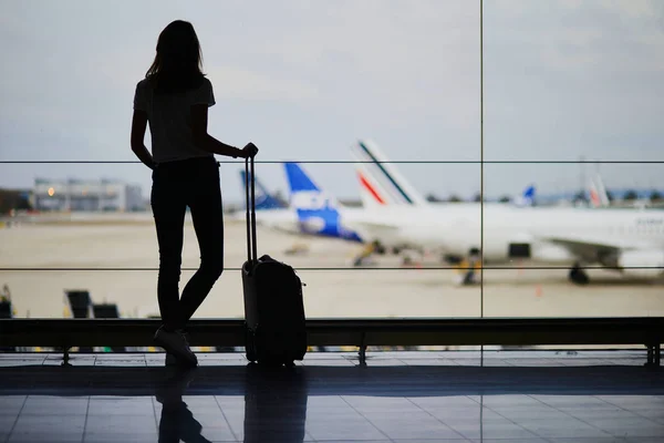 Silhueta Jovem Aeroporto Internacional Olhando Pela Janela Aviões — Fotografia de Stock