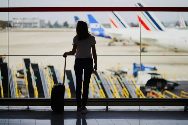 Silhueta Jovem Aeroporto Internacional Olhando Pela Janela Aviões — Fotografia de Stock