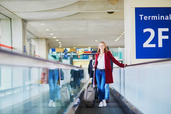 Ung Kvinna Internationella Flygplatsen Med Bagage Rullbana — Stockfoto