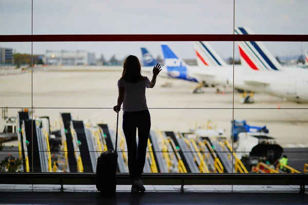 Sylwetka Młoda Kobieta Międzynarodowy Port Lotniczy Patrząc Przez Okno Samoloty — Zdjęcie stockowe