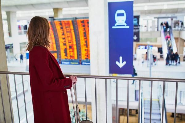 Jovem Mulher Aeroporto Internacional — Fotografia de Stock