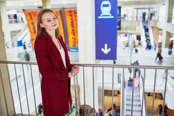 Uluslararası Havaalanında Genç Kadın — Stok fotoğraf