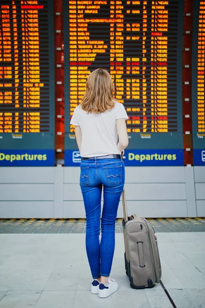 Jovem Mulher Aeroporto Internacional Com Bagagem Perto Exibição Informações Voo — Fotografia de Stock