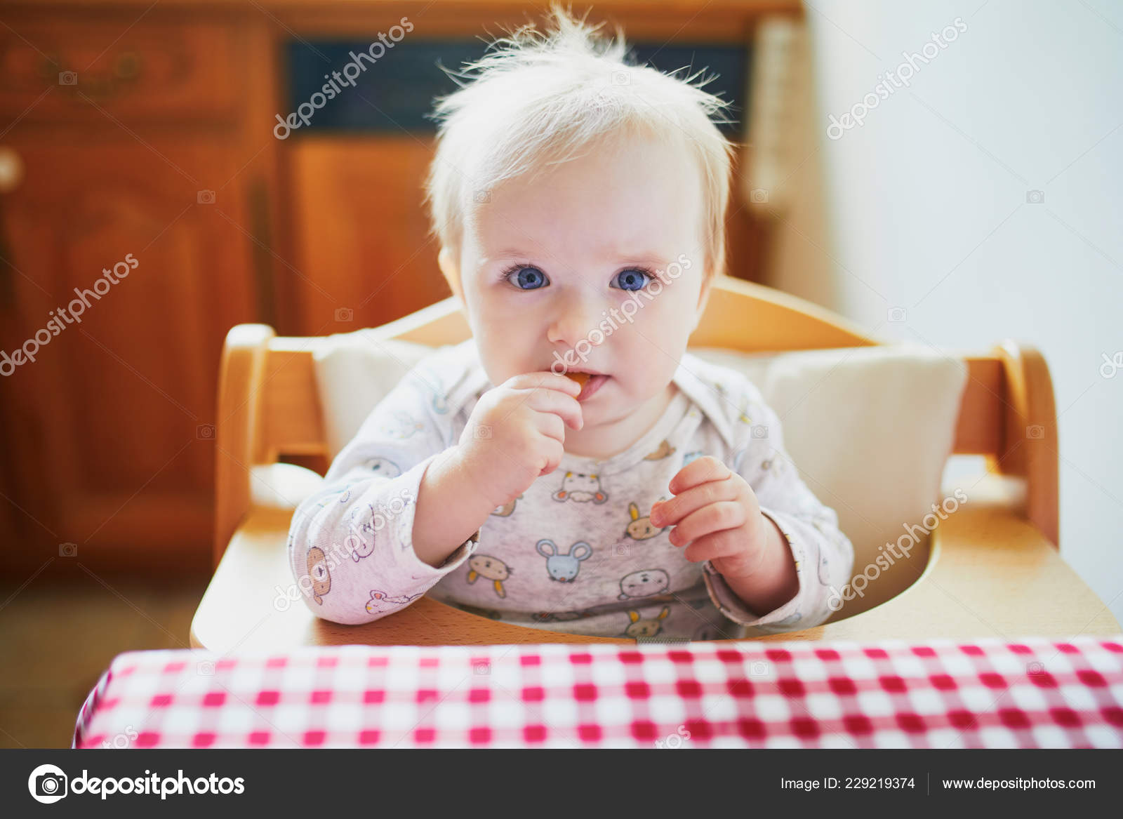 Bebe Fille Mignonne Nourrissant Avec Nourriture Doigt Dans Cuisine Gamin Image Libre De Droit Par Encrier C Bebe Fille Mignonne Nourrissant Avec Nourriture Doigt Dans Cuisine Gamin Image Libre De Droit Par Encrier C